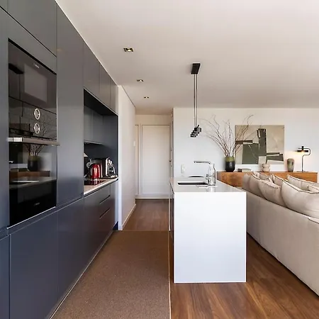 Luxury 2br Penthouse With Balcony In
