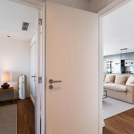 Luxury 2br Penthouse With Balcony In * リスボン