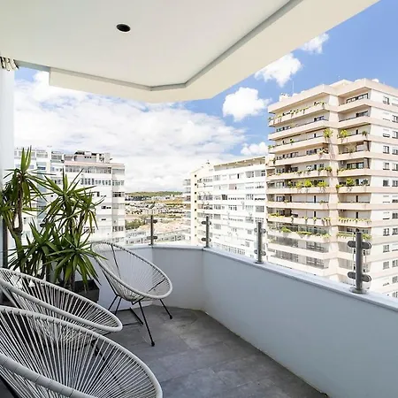 Luxury 2br Penthouse With Balcony In リスボン